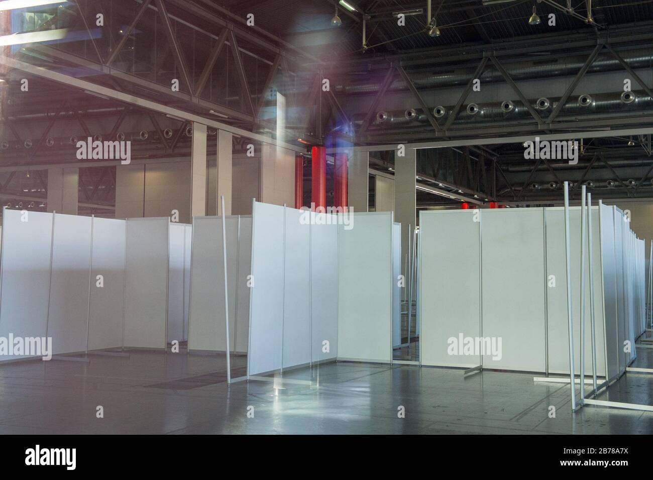 Vienna. 14 Marzo 2020. La foto del 14 marzo 2020 mostra l'interno della Messe Vienna, una grande sala espositiva che si sta trasformando in un ospedale temporaneo per pazienti affetti da coronavirus a Vienna, Austria. Secondo i media austriaci, la sala espositiva Messe Vienna è in preparazione per un grande ospedale e la prossima settimana saranno disponibili 880 posti letto. La struttura è destinata a pazienti con un decorso lieve della malattia, ma che non possono essere curati a casa. Credit: Guo Chen/Xinhua/Alamy Live News Foto Stock
