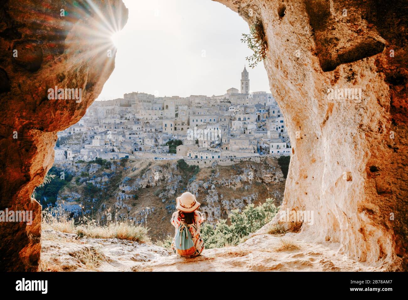 Ammirando il tramonto da una grotta sui Sassi di Matera, Basilicata, Italia. Foto Stock