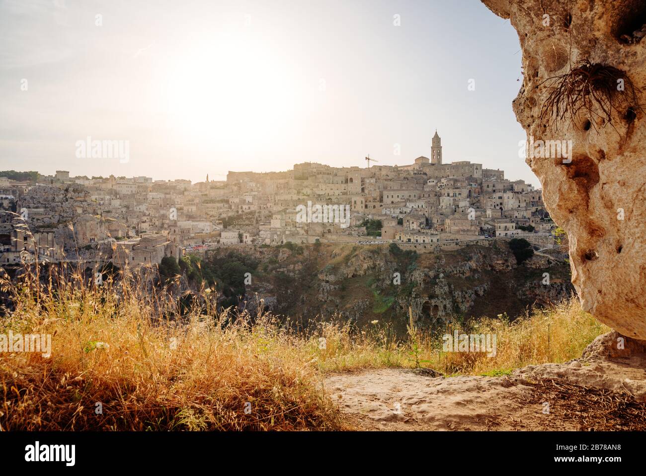 Ammirando il tramonto da una grotta sui Sassi di Matera, Basilicata, Italia. Foto Stock