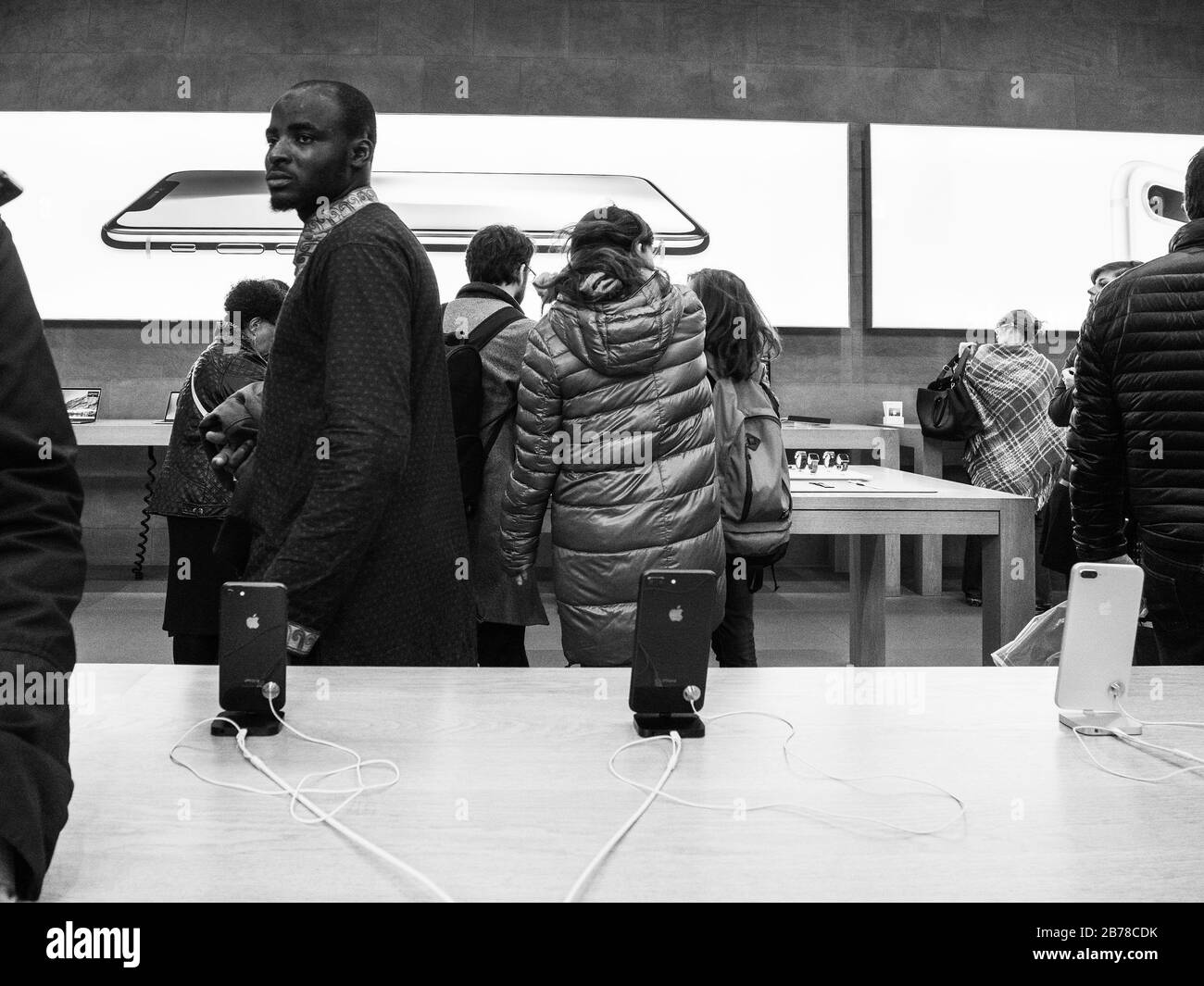 Parigi, Francia - 3 novembre 2017: Un grande gruppo di clienti ammirano all'interno dell'Apple Store l'ultimo smartphone iPhone professionale prodotto da Apple Comp Foto Stock