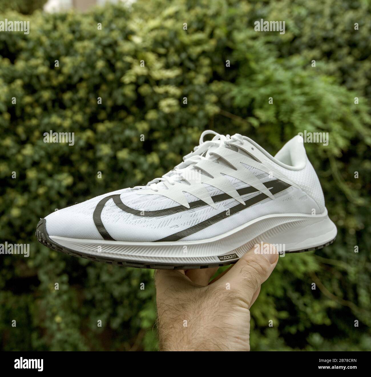 Parigi, Francia - 23 settembre 2019: Presa manuale POV MAN su sfondo verde  scarpa da running professionale prodotta da Nike modello Zoom Rival Fly per  donna - parte posteriore della scarpa Foto stock - Alamy