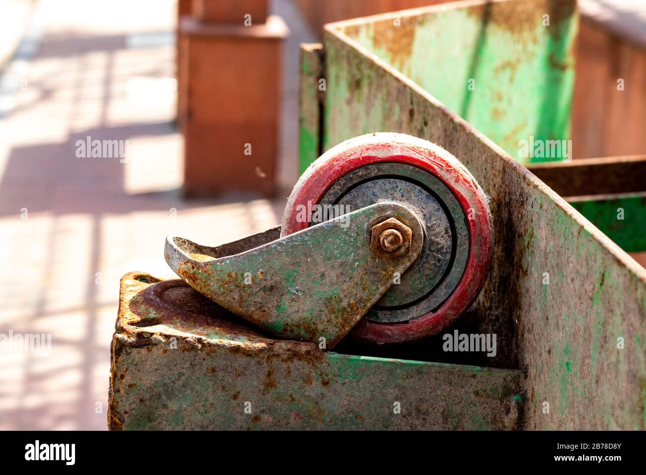 Primo piano di una ruota di cesti di metallo arrugginito Foto Stock