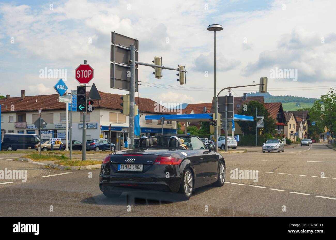 Rastatt Germania - 7 luglio 2019: Vista dalla vettura alla cabriolet Audi TT TFSI cabrio cabriolet che guida sulla strada cittadina vicino alla stazione di servizio ARAL Foto Stock