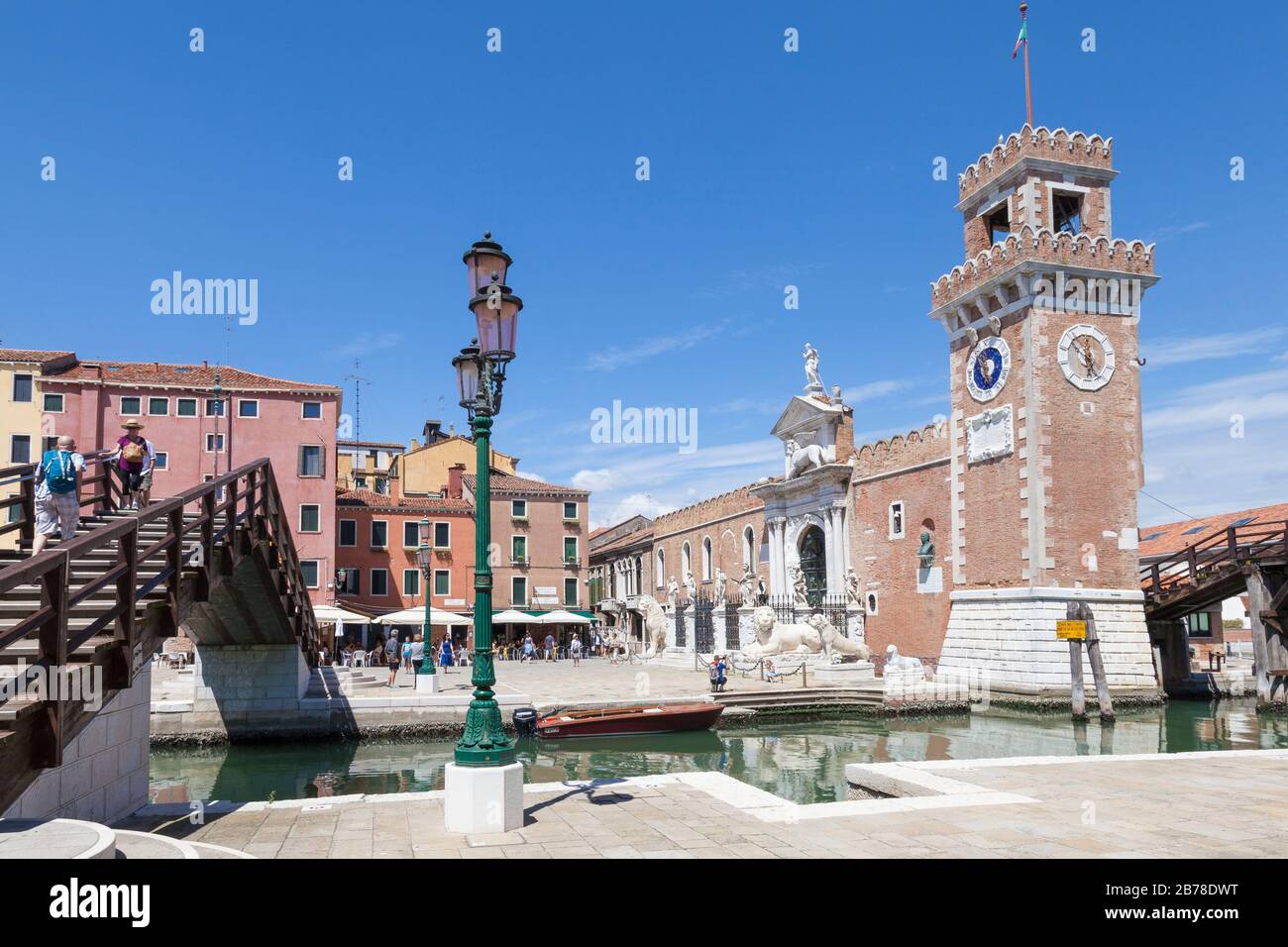 Campo de l'Arsenal e Ponte dell'Arsenal o del Paradiso con l'ingresso all'Arsenal sul Rio de l'Arsenale, Venezia, Veneto, Italia Foto Stock