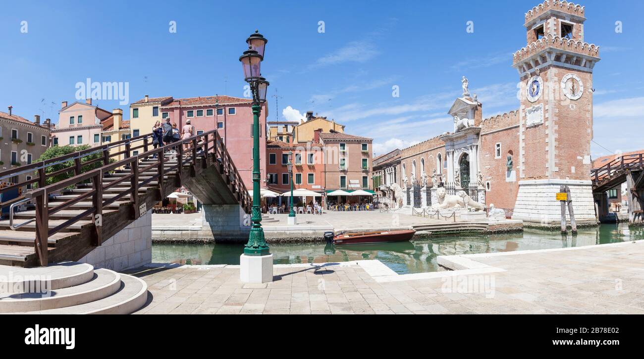 Campo de l'Arsenal e Ponte dell'Arsenal o del Paradiso con l'ingresso all'Arsenal sul Rio de l'Arsenale, Venezia, Veneto, Italia Foto Stock