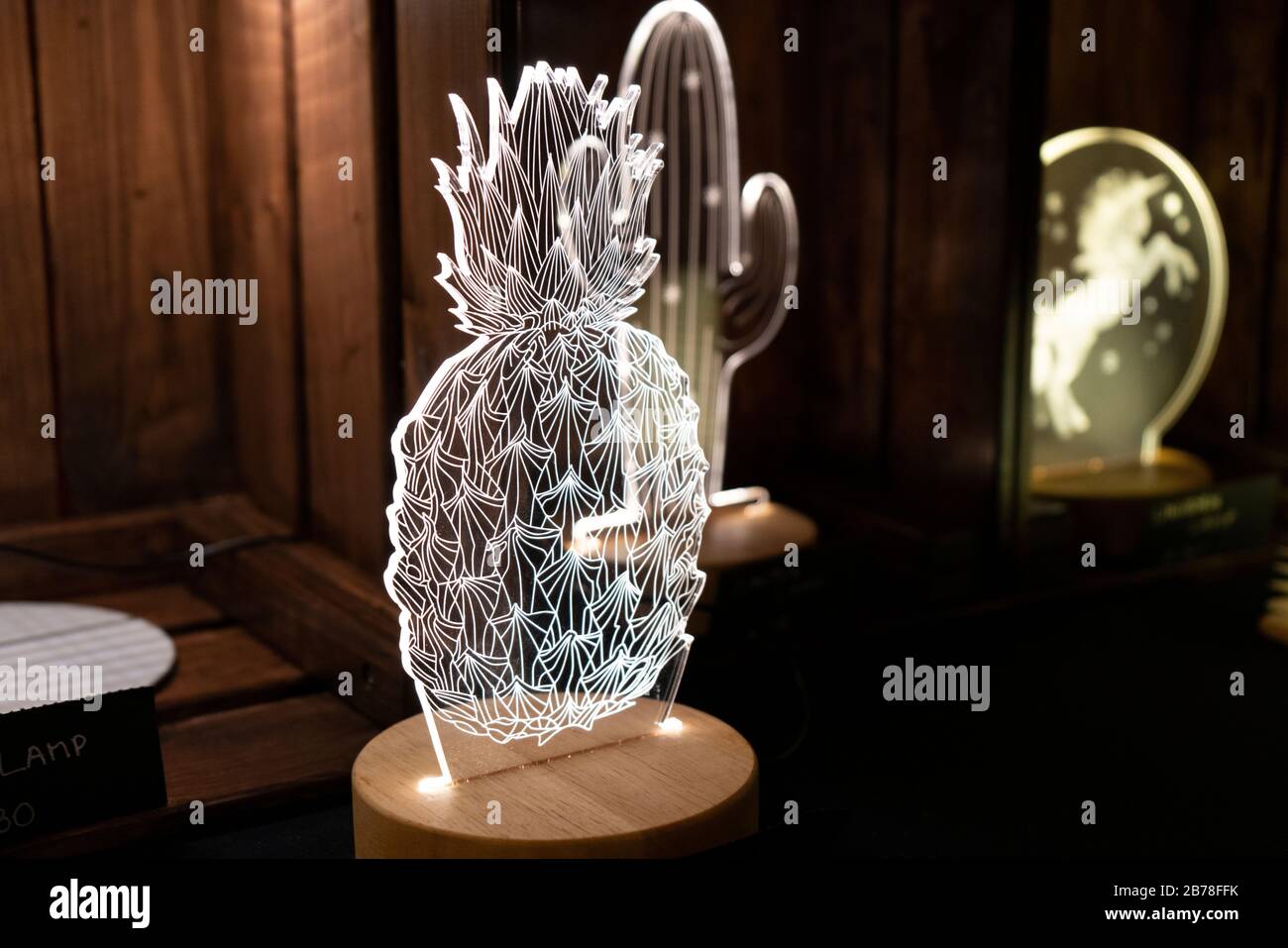 Una foto di una luce acrilica di ananas scattata ai mercatini di Natale di Manchester Foto Stock