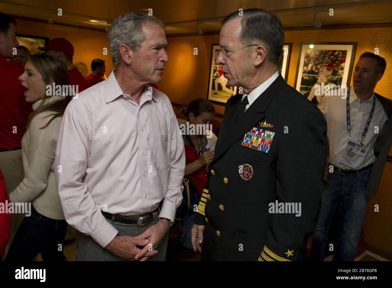 George W. Bush E Michael Mullen Al 4 World Series Game 2010. Foto Stock