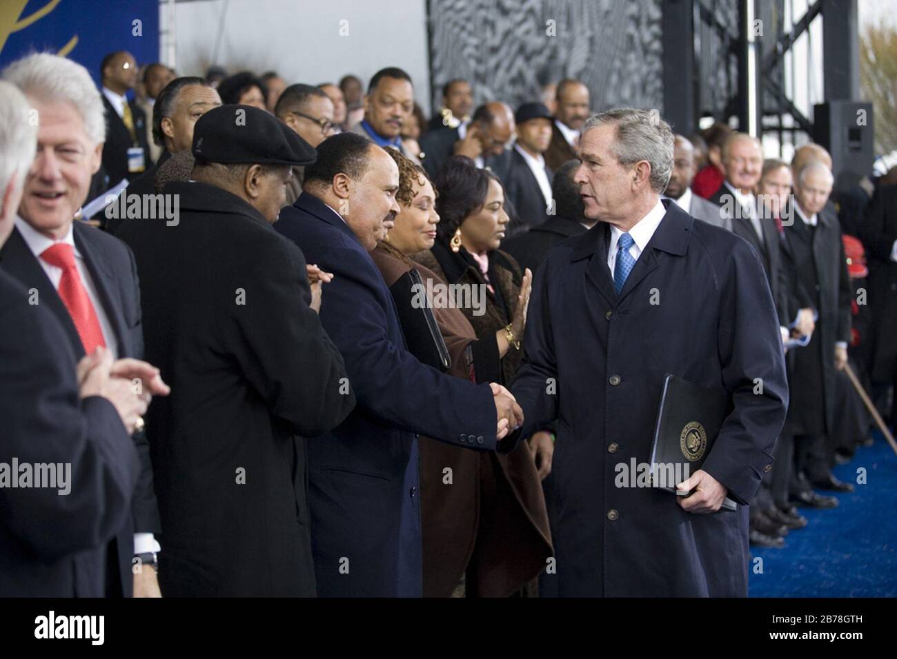 George W. Bush saluta Martin Luther King III Foto Stock