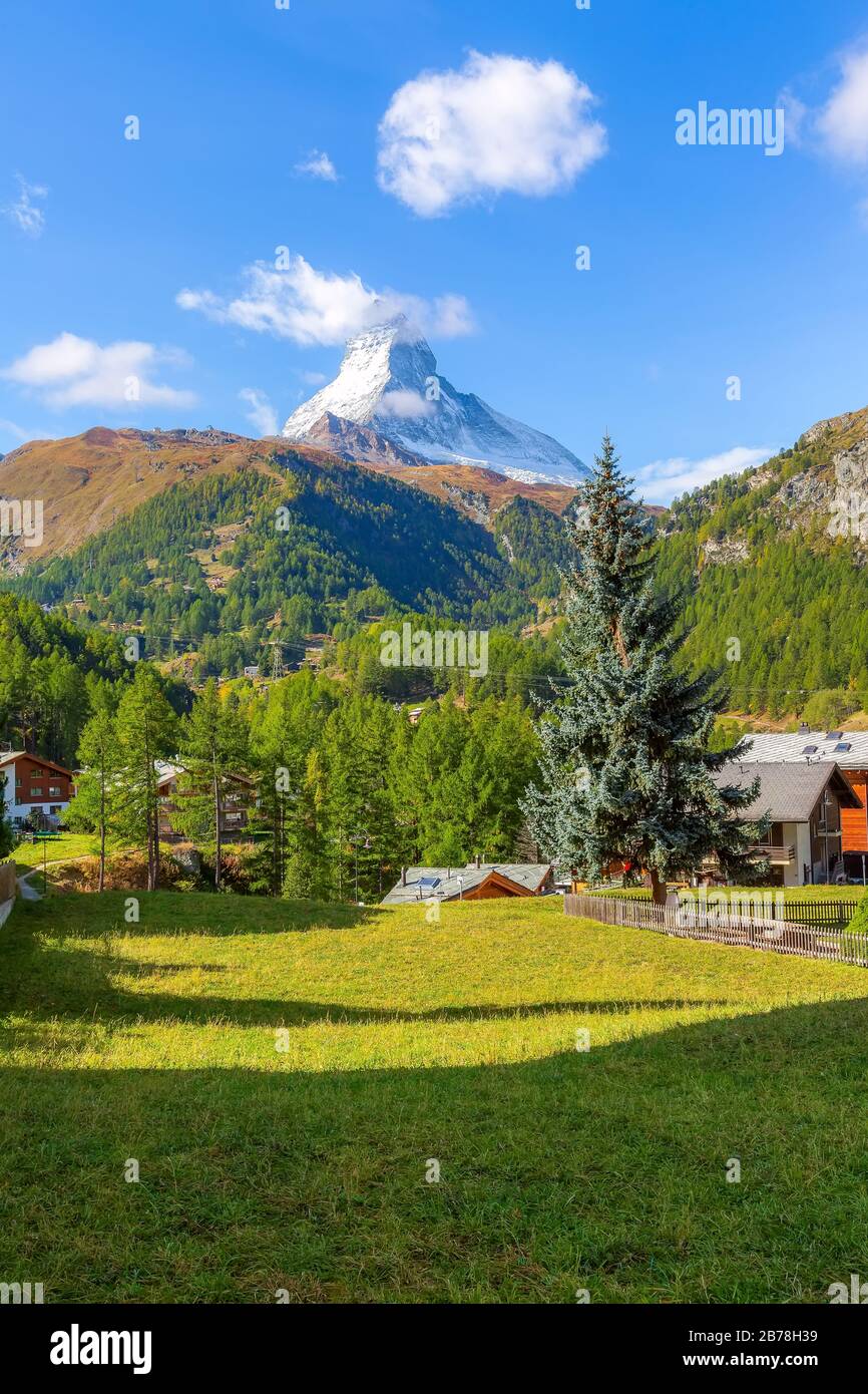 Zermatt, Svizzera case alpine panorama e Monte neve Cervino, Alpi svizzere Foto Stock