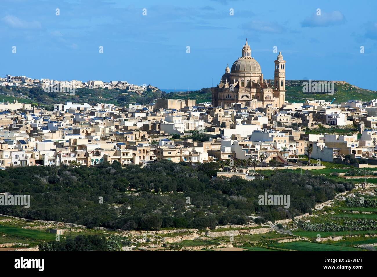 Vista sulla fertile valle fino alla città di Xewkija L'isola mediterranea di Gozo 2020 Foto Stock