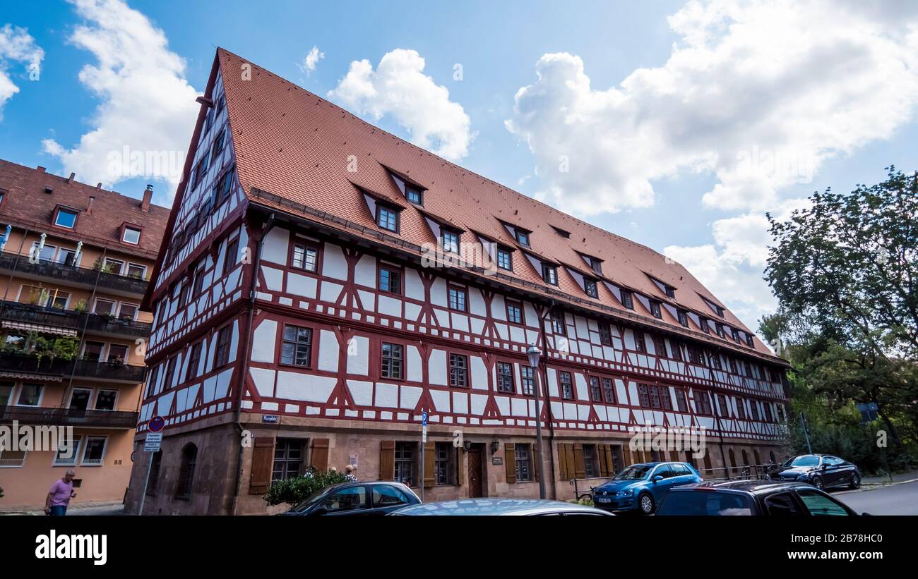 Norimberga 2019. Weinstadel House, vecchio ostello per viaggiatori e mercanti recentemente ristrutturato. Siamo in una calda e nuvolosa giornata estiva. 2019 agosto a Nur Foto Stock