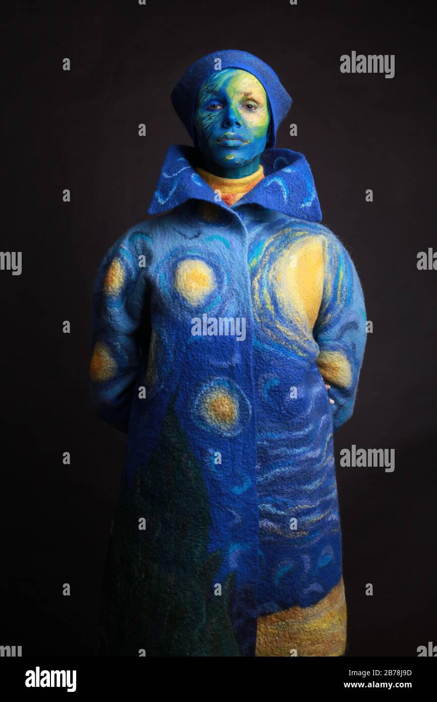 Pittura vivente - donna completamente ricoperta di spessa vernice, progetto di body art ispirato alla pittura di Starry Night Van Gogh. Indossare abiti in feltro Foto Stock