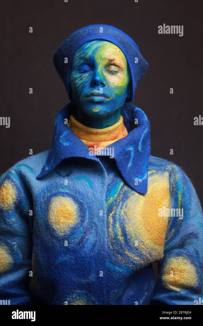Pittura vivente - donna completamente ricoperta di spessa vernice, progetto di body art ispirato alla pittura di Starry Night Van Gogh. Indossare abiti in feltro Foto Stock