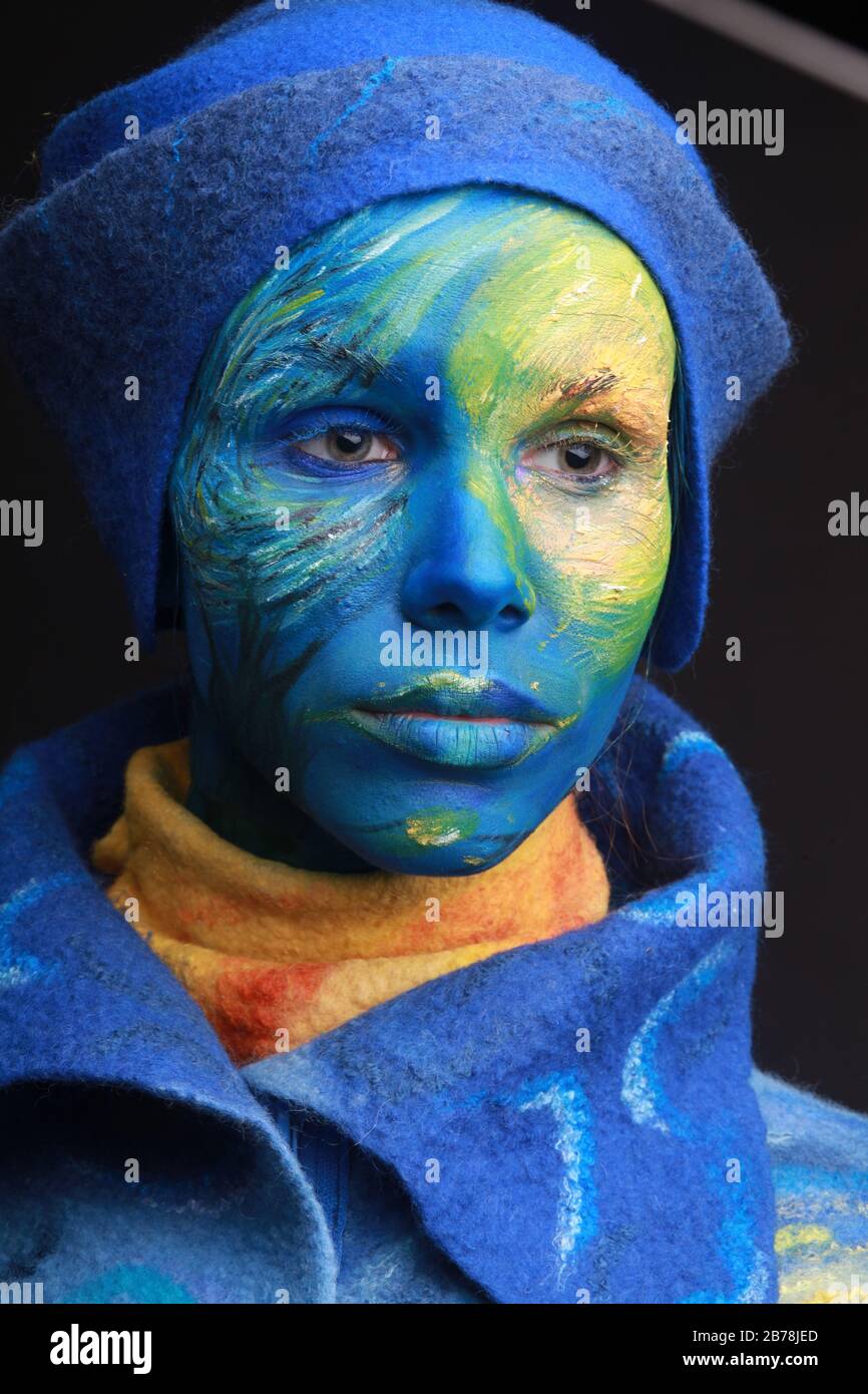 Pittura vivente - donna completamente ricoperta di spessa vernice, progetto di body art ispirato alla pittura di Starry Night Van Gogh. Indossare abiti in feltro Foto Stock