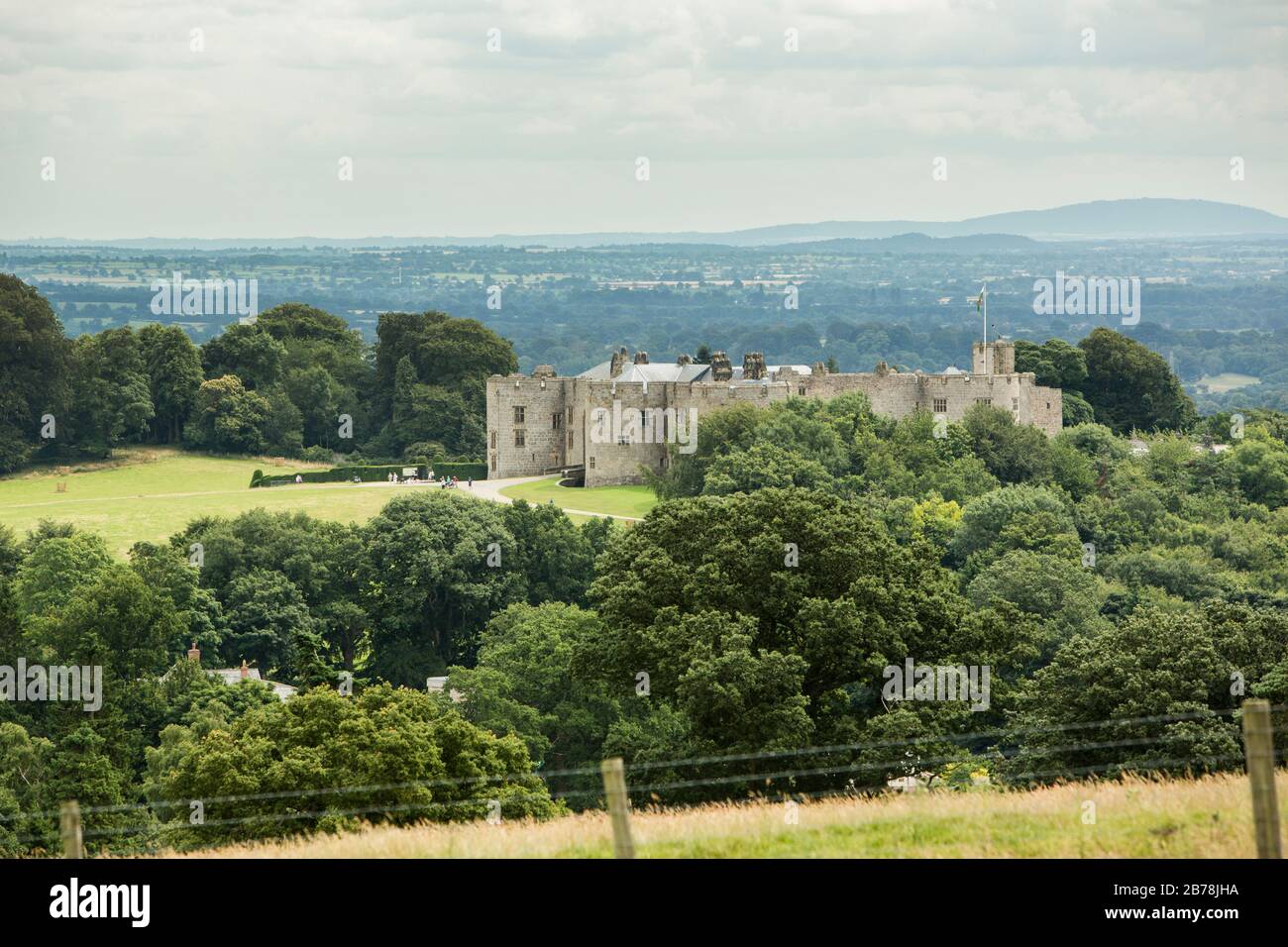 Sul sentiero Offas Dyke che guarda verso il castello di Chirk e la campagna circostante vista dal sud, Chirk, i confini gallesi, Galles, Regno Unito Foto Stock