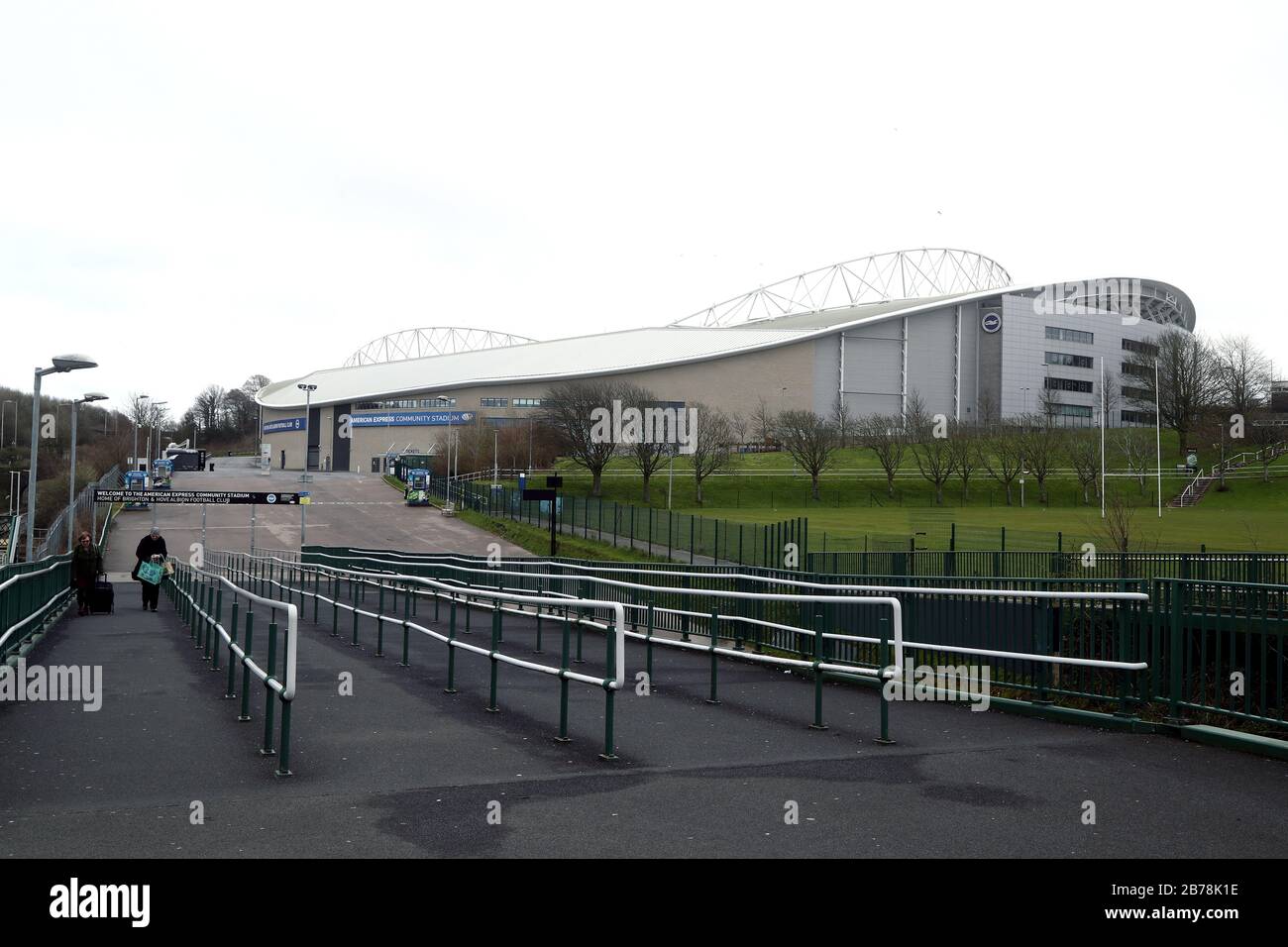 Una visione generale al di fuori dello stadio AMEX, sede della squadra di calcio Brighton e Hove Albion, in seguito all'annuncio di ieri che la Premier League ha sospeso tutte le partite fino a sabato 4 aprile 2020. Foto Stock