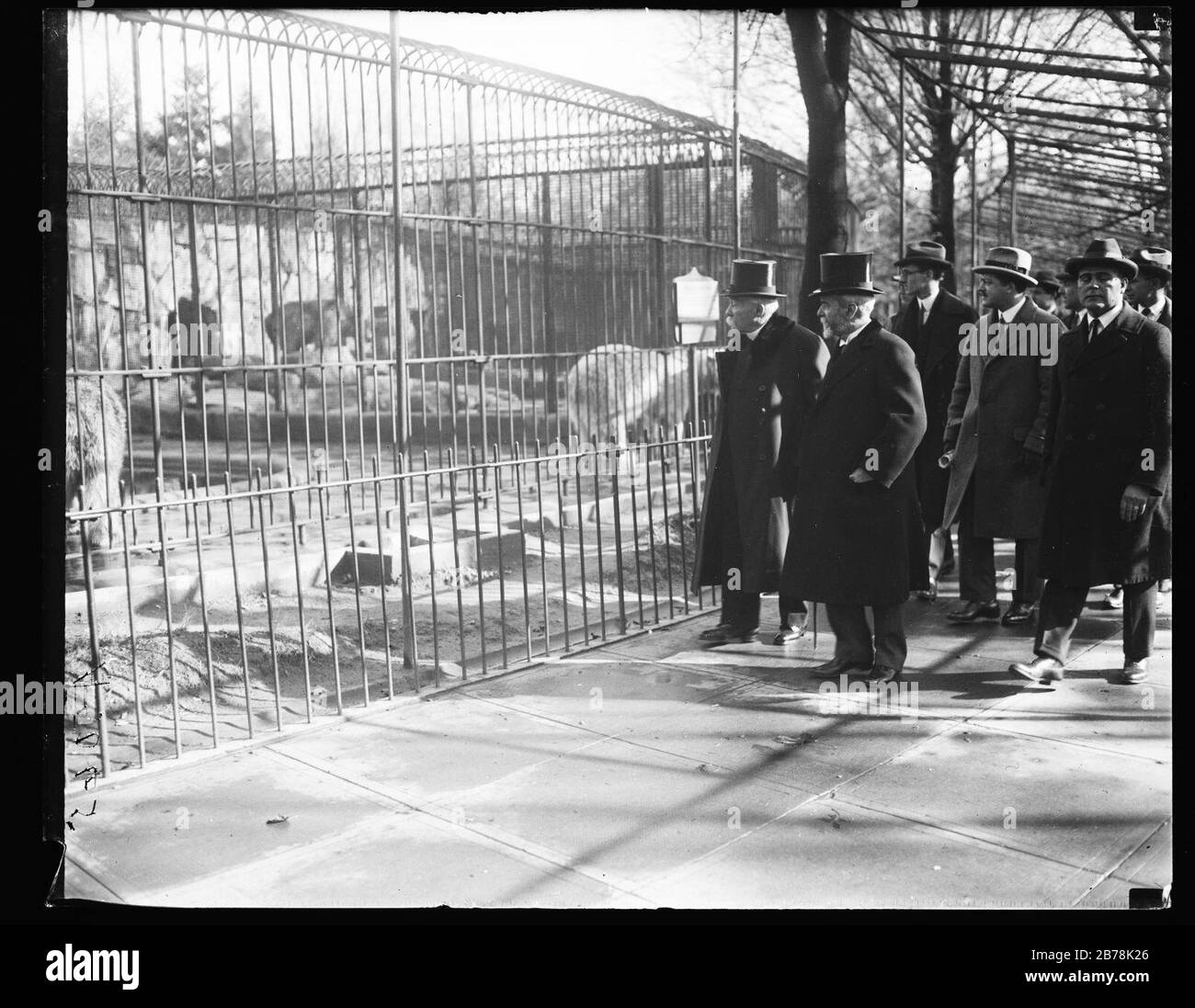 La visita di Georges Clemenceau allo Zoo Nazionale di D.C. sembra essere di fronte alle gabbie dell'orso. J.J. Jusserand, 2° da sinistra Foto Stock