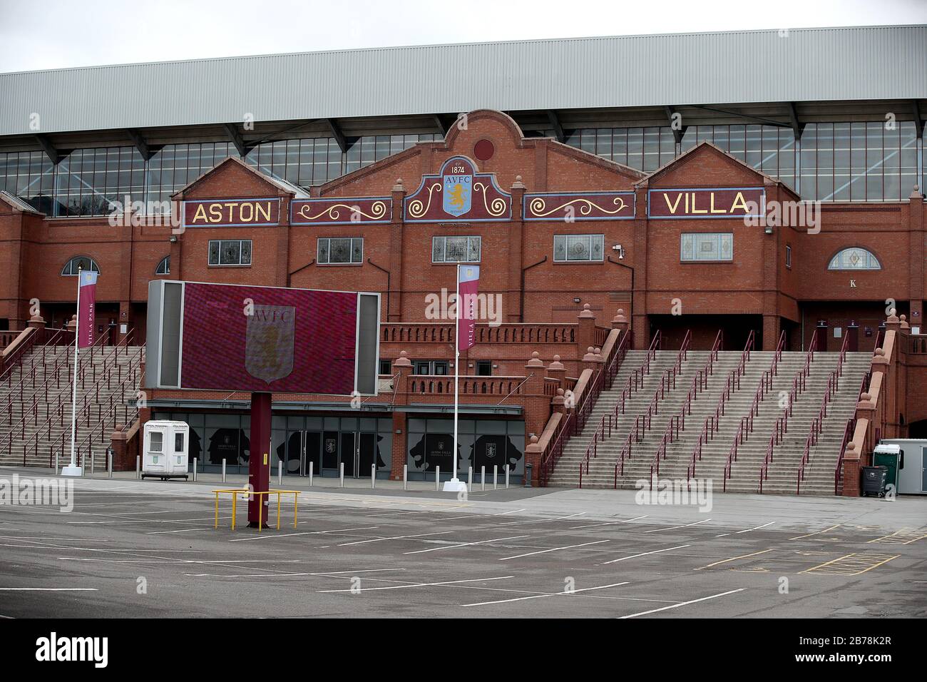 Una vista generale dall'esterno di Villa Park, sede dell'Aston Villa Football Club, dopo l'annuncio di ieri che la Premier League ha sospeso tutte le partite fino a sabato 4 aprile 2020. Foto Stock