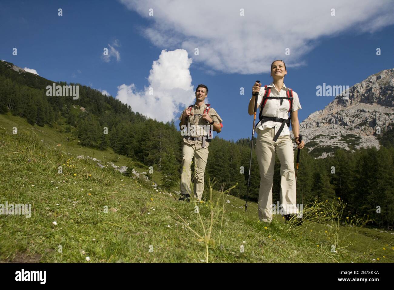 Paar wandert in alpiner Landschaft Foto Stock