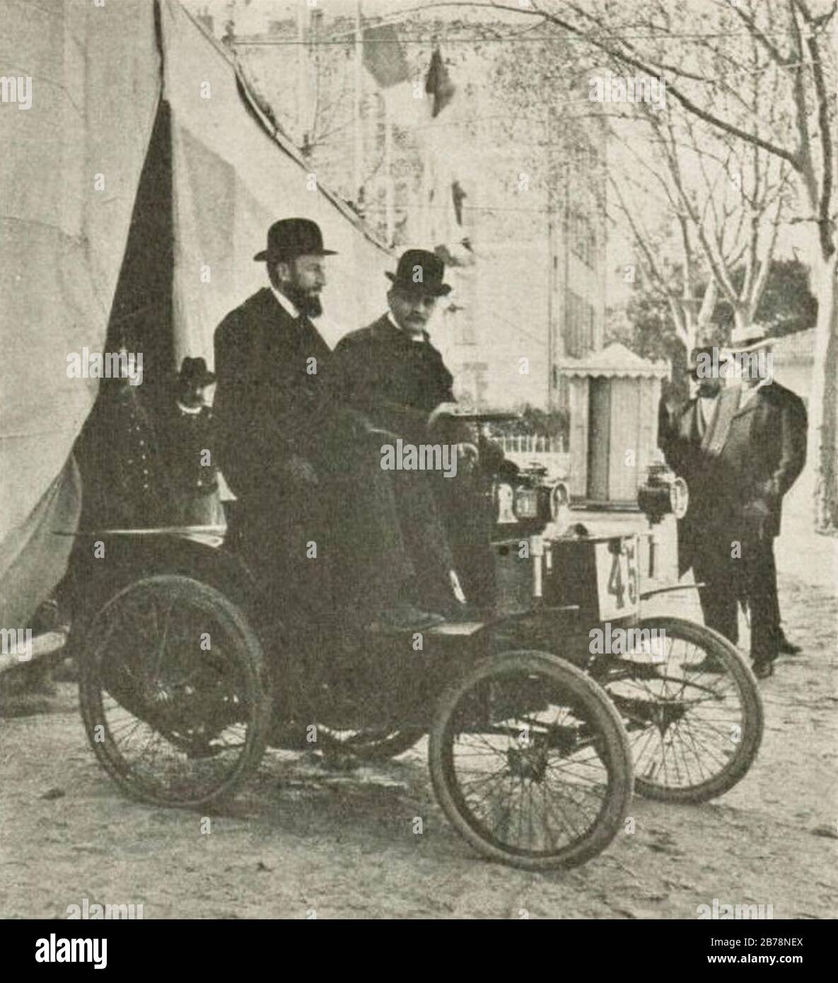 Georges Richard, vainqueur de la catégorie voitures légères sur véhicule de sa marque, au Marseille-Hyères-Nice (marzo 1898). Foto Stock