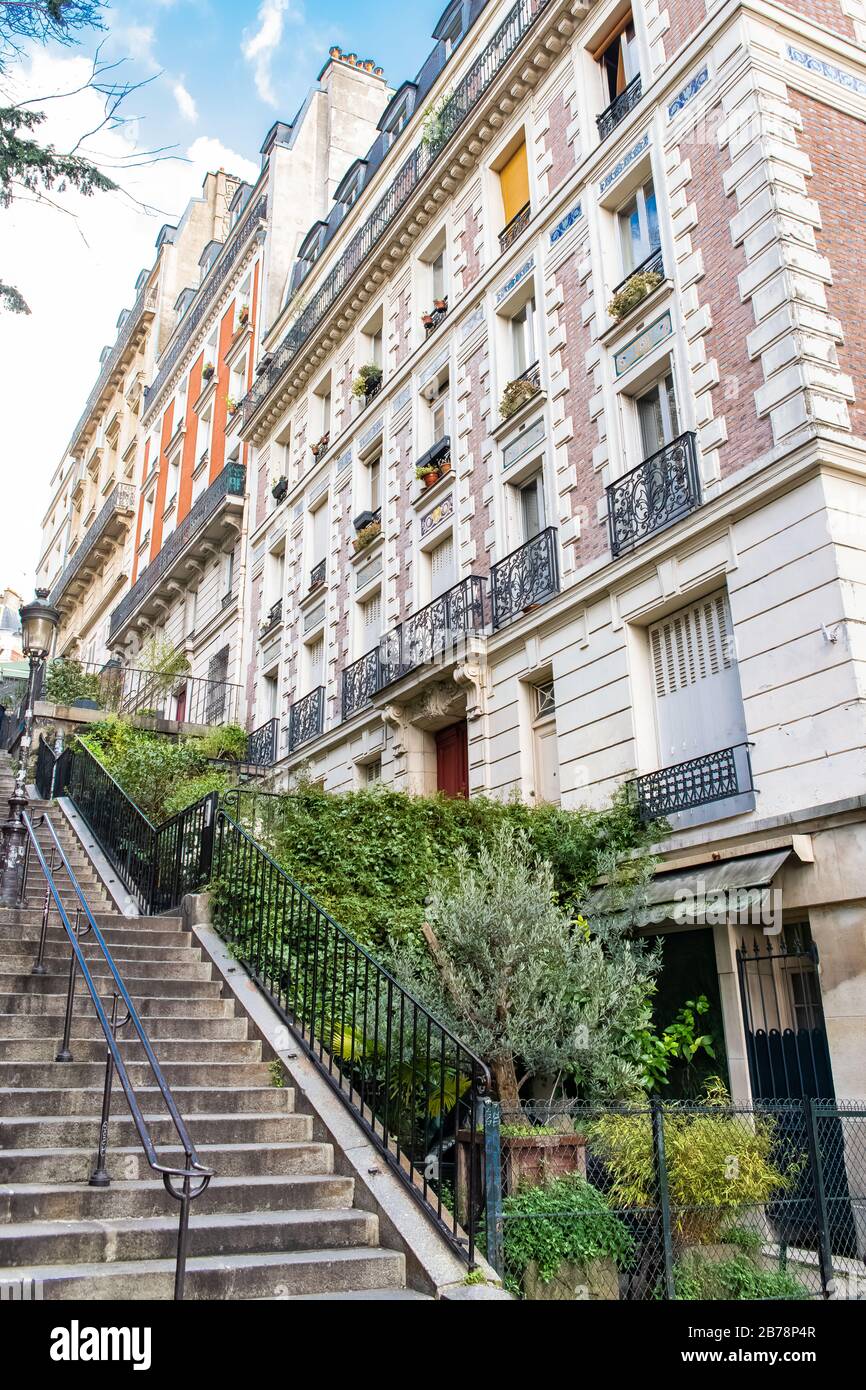 Parigi, romantica scalinata a Montmartre, edifici tipici Foto Stock