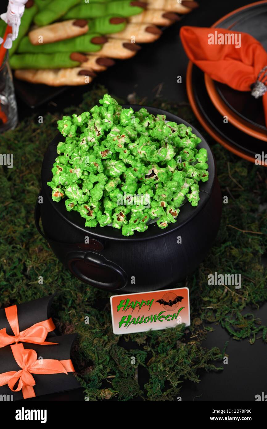 Calderone verde popcorn dolce per demoni e zombie. Trattare di Halloween Foto Stock