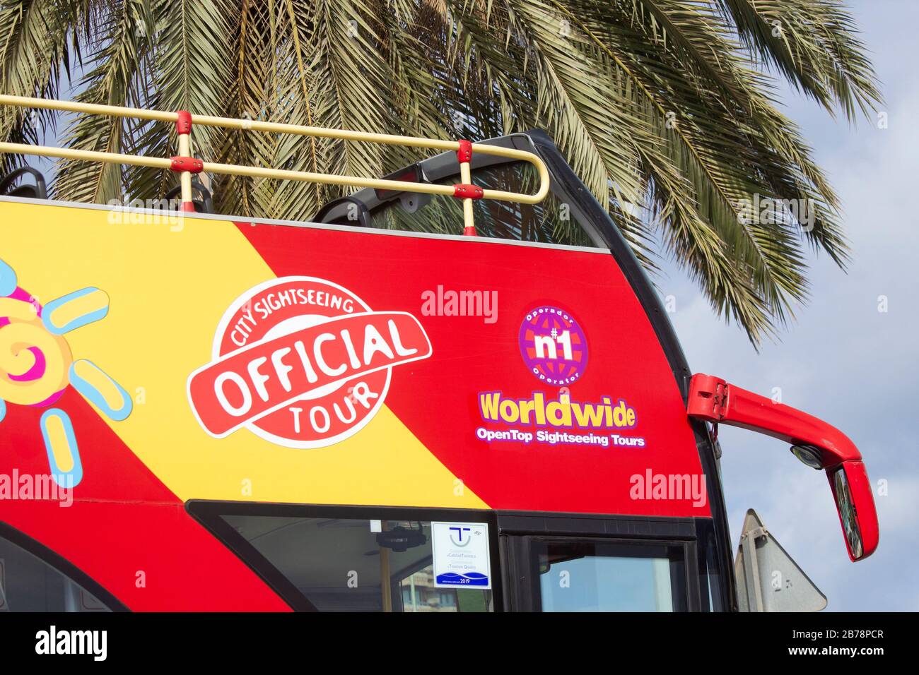 Las Palmas, Gran Canaria, Isole Canarie, Spagna. 14 marzo 2020. Autobus turistico vuoto a Las Palmas su Gran Canaria come il governo spagnolo annuncia che l'intera popolazione dovrà mettere in quarantena a casa. Solo coloro che andranno a lavorare, un appuntamento medico o supermaket saranno ammessi all'esterno. Jet2 ha anche annunciato sabato che sta annullando tutti i voli per la Spagna continentale, le Isole Canarie e le Isole Baleari. Credit: Alan Dawson/Alamy Live News Foto Stock