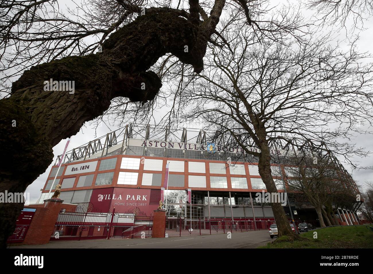 Una visione generale dello stadio dall'esterno di Villa Park, sede  dell'Aston Villa Football Club, in seguito all'annuncio di ieri che la  Premier League ha sospeso tutte le partite fino a sabato 4