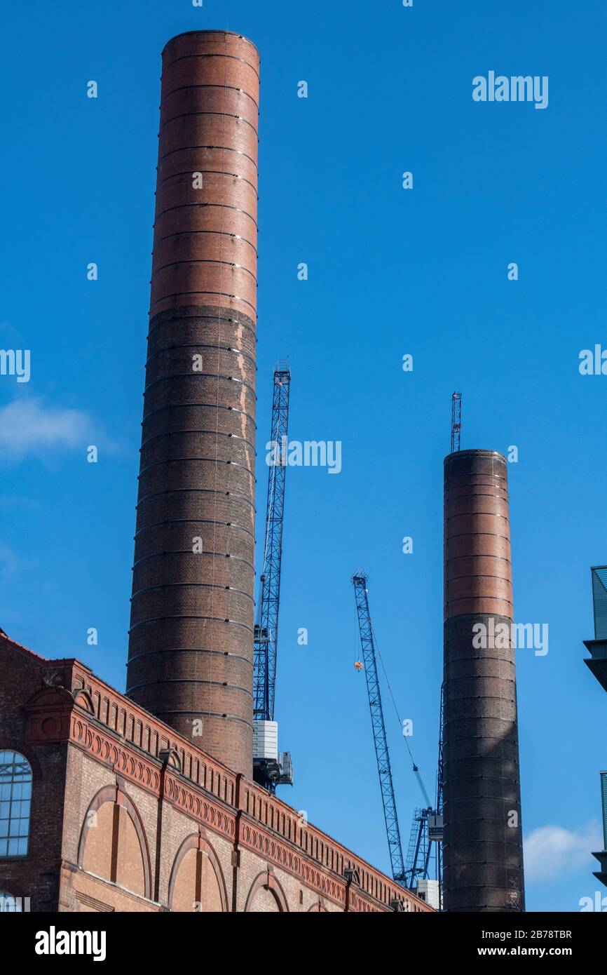 La stazione di alimentazione di strada dei lotti si rievolvisce in Chelsea sotto un sk blu ricco Foto Stock