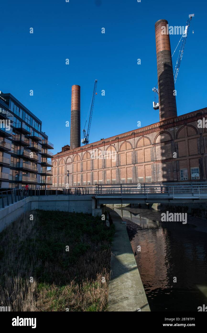 La stazione di alimentazione di strada dei lotti si rievolvisce in Chelsea sotto un sk blu ricco Foto Stock