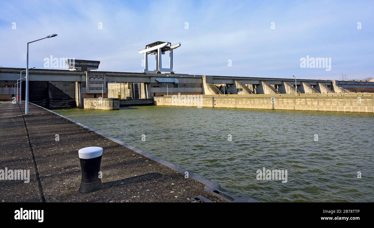 Ingresso alle chiuse e alla diga della centrale idroelettrica Greifenstein del Danubio, Austria Foto Stock