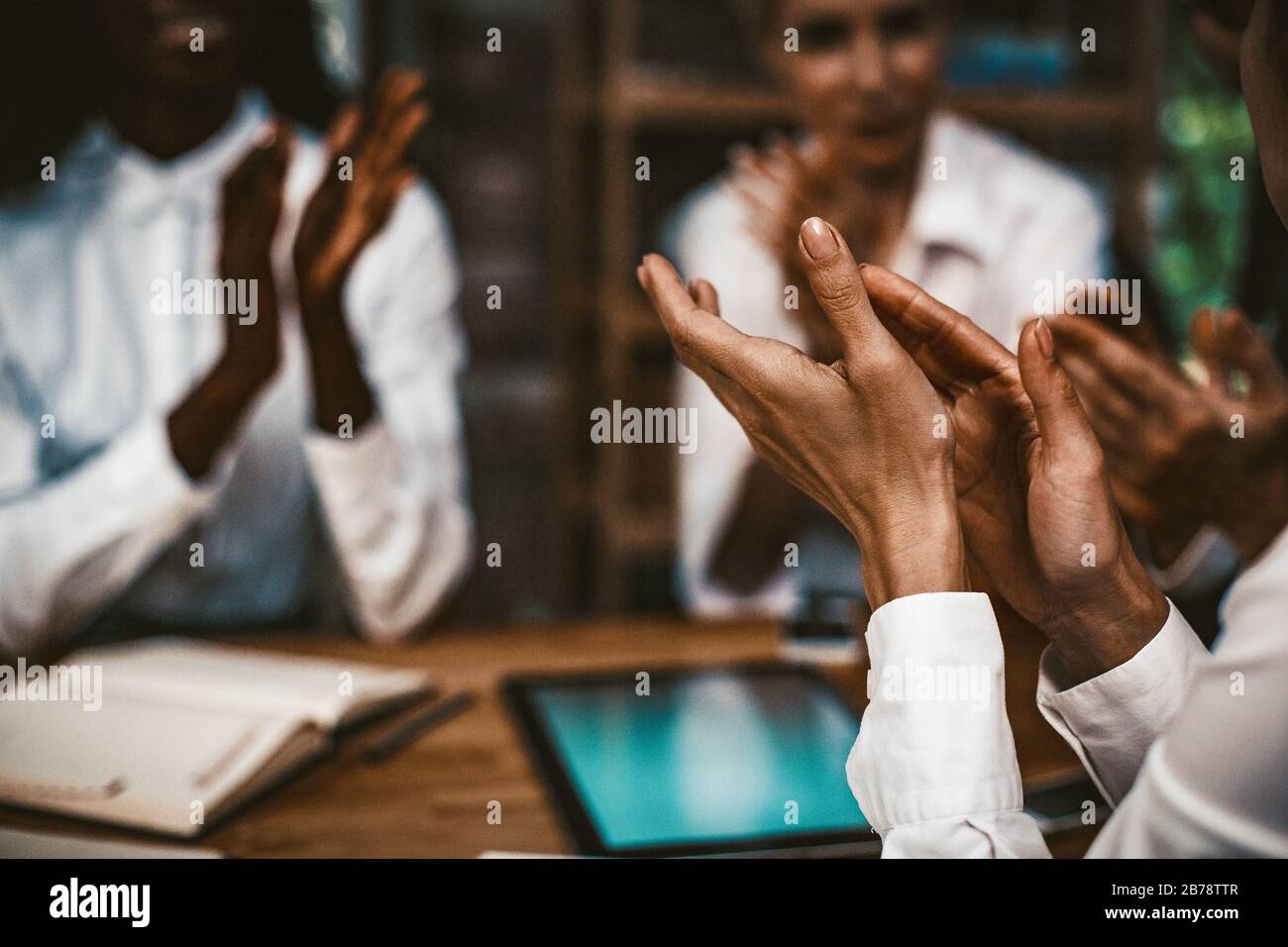 Applausi del gruppo friendly Business che celebra il successo del progetto Foto Stock