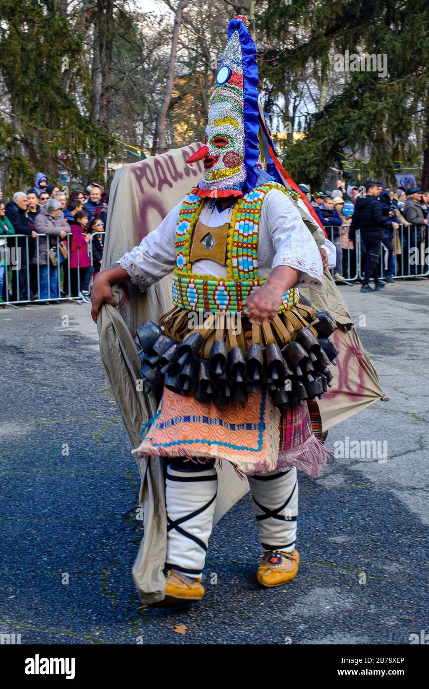 Festival dei mummers invernali di Kukers o kukeri sono ritualisti in costume elaborato che eseguono atti per spaventare gli spiriti malvagi Yambol Bulgaria Foto Stock