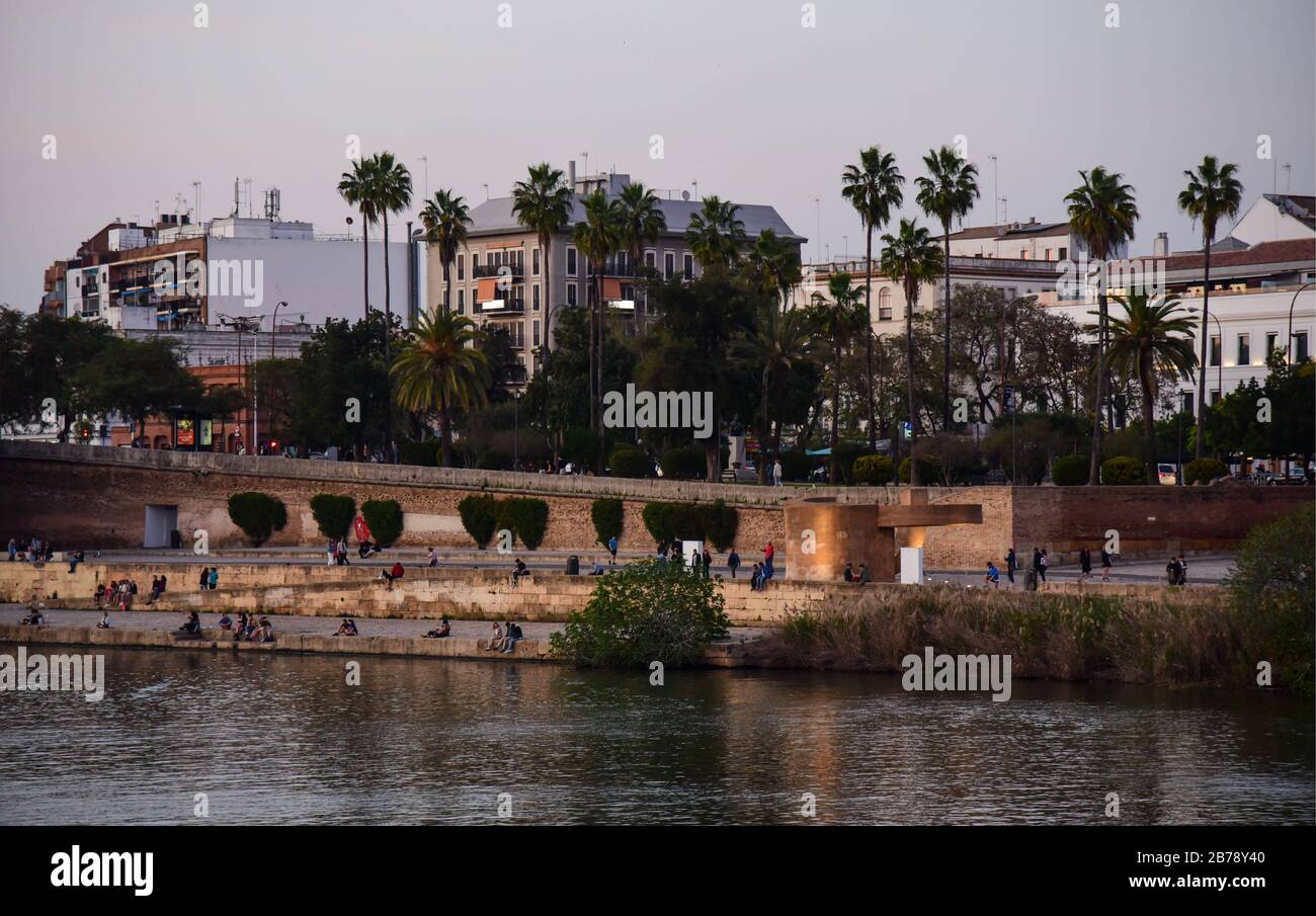 Siviglia, Spagna. 14 Marzo 2020. La città di Siviglia con nessuno in strada dopo l'annuncio dello stato di allerta per il Coronavirus, Siviglia sospende la Fiera e la Pasqua per il Coronavirus, Sabato, 14 marzo 2020 Credit: Cordon PRESS/Alamy Live News Foto Stock