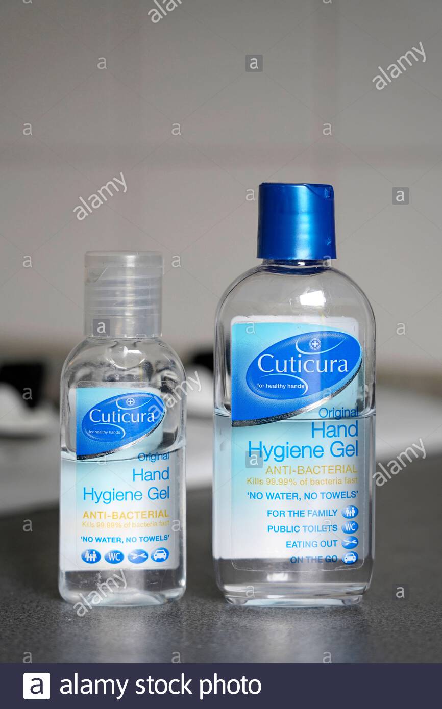 Bottiglie di gel igienizzante per le mani, acquisto di panico e sequestro a causa della pandemia di coronavirus covid-19 Foto Stock