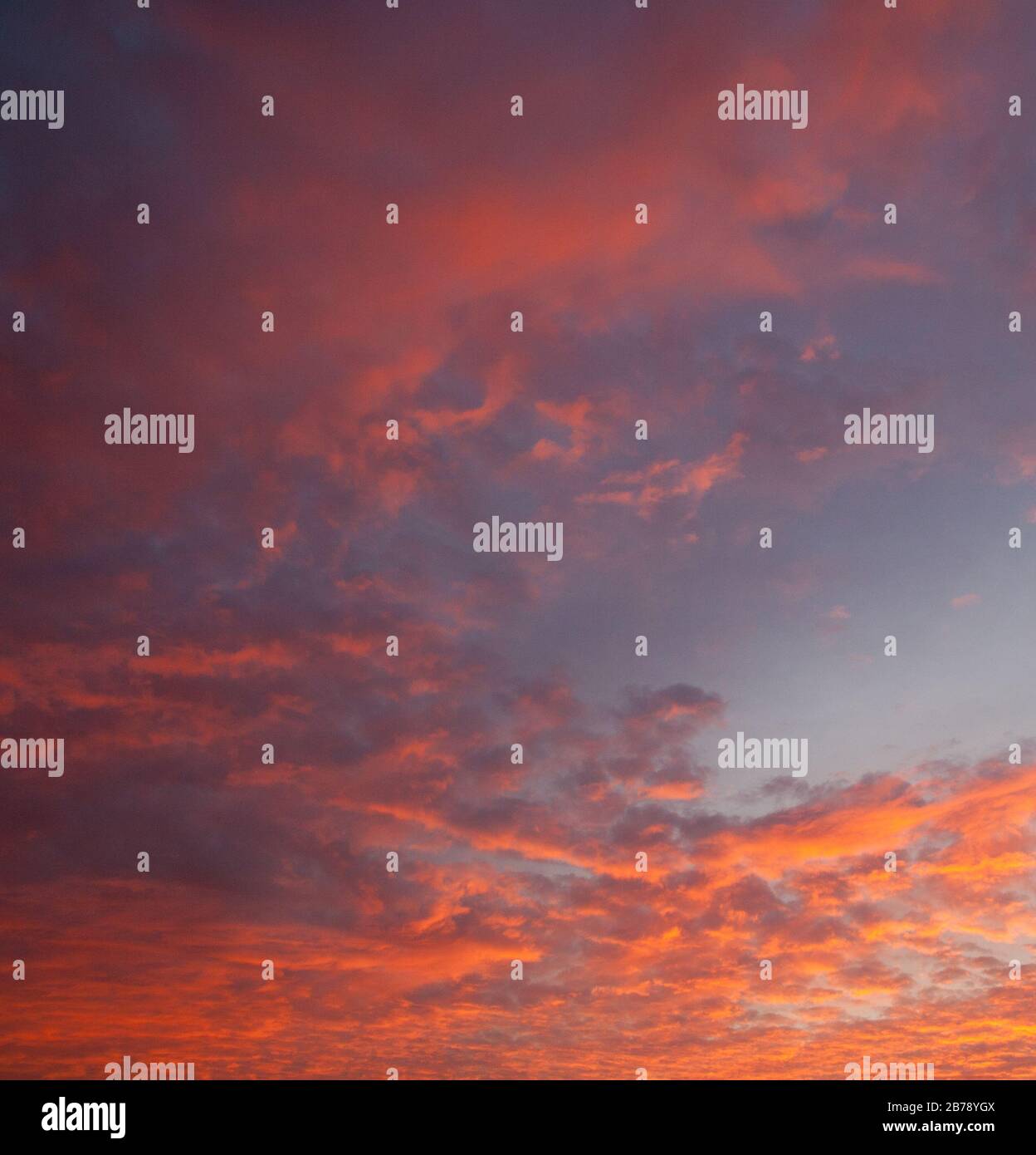 bellissimo tramonto rosso adatto per lo sfondo Foto Stock