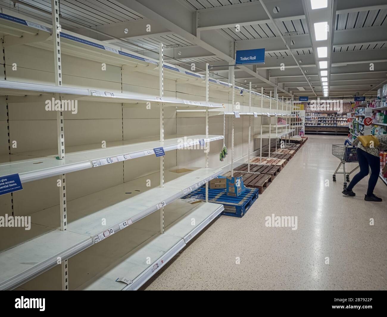 CHESTER, REGNO UNITO - 14 MARZO 2020: Una fila di scaffali vuoti in un supermercato dopo l'acquisto di panico Foto Stock