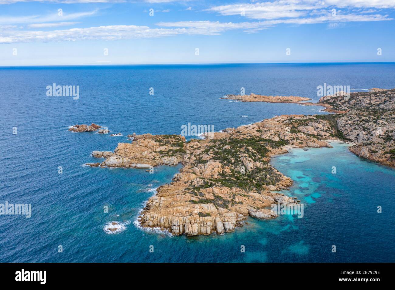 VEDUTA AEREA DELLA SPIAGGIA DI CALA NAPOLETANA A CAPRERA, SARDEGNA Foto Stock