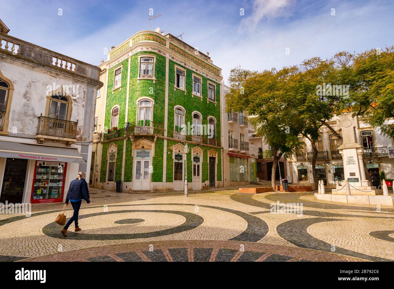 Lagos, Portogallo - 5 marzo 2020: Casa con piastrelle di ceramica verde al Praca de Camoes Foto Stock