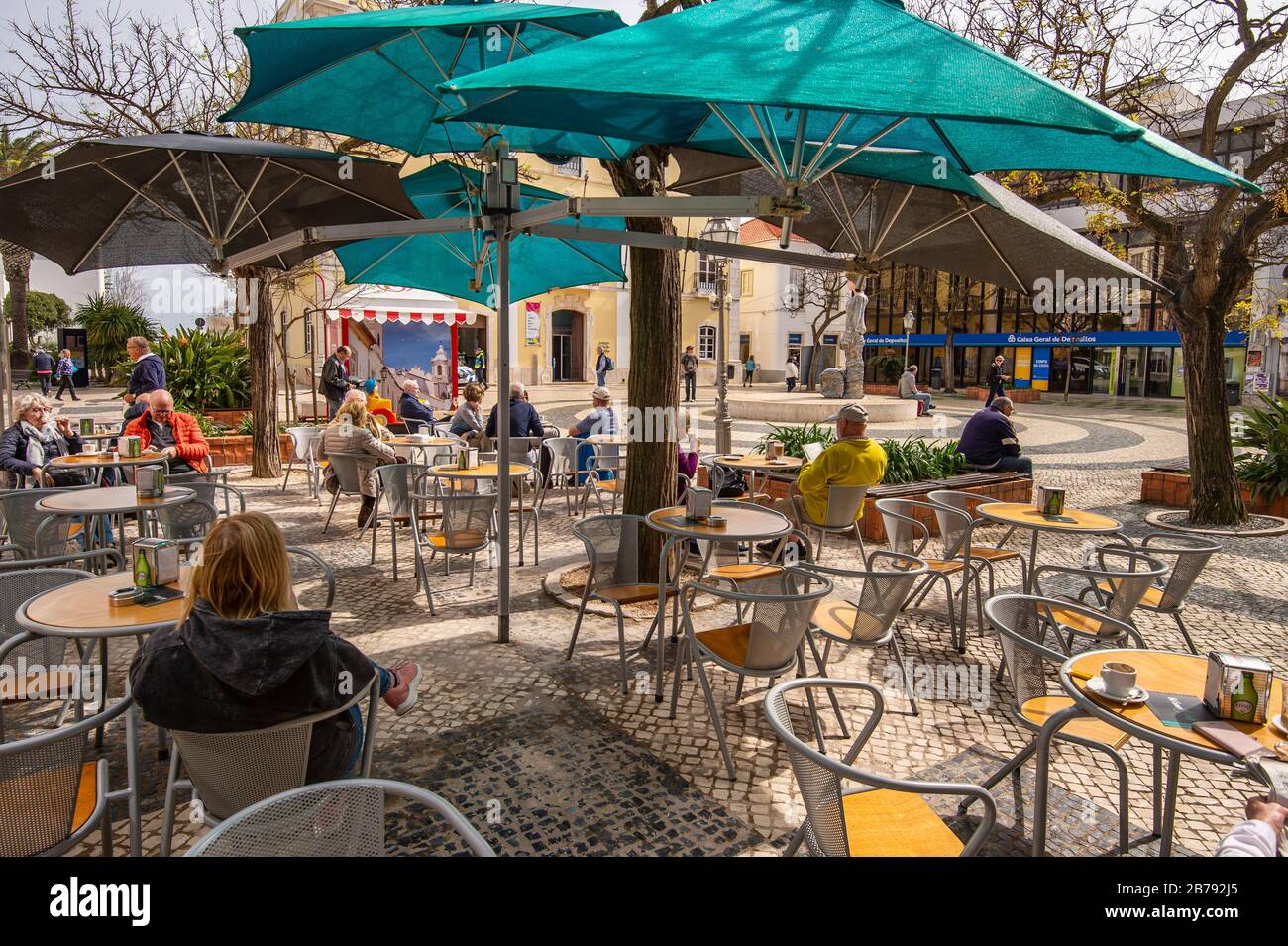 Lagos, Portogallo - 5 marzo 2020: Turisti seduti sulla terrazza di un caffè Foto Stock