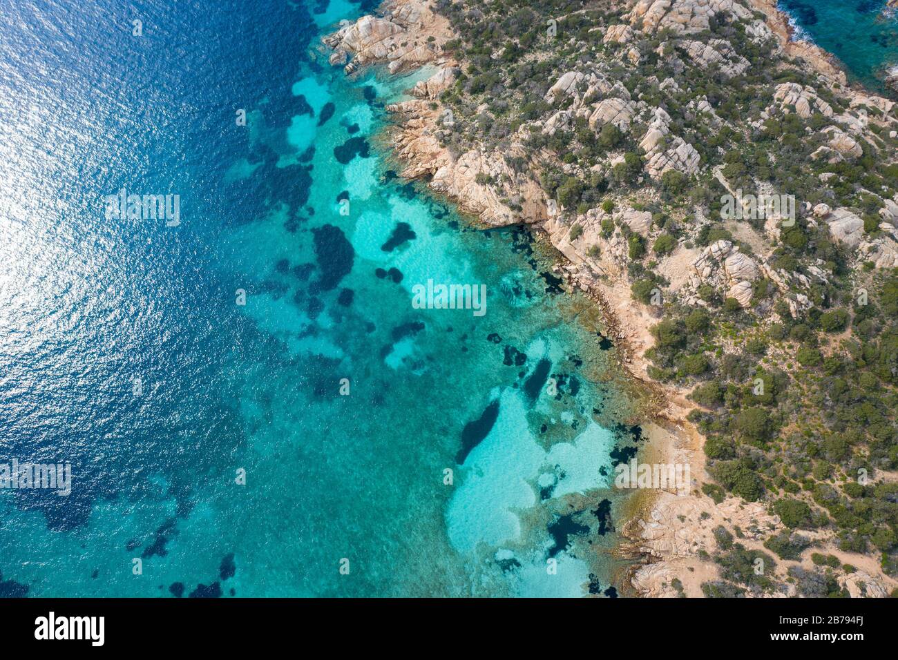 VEDUTA AEREA DELLA SPIAGGIA DI CALA NAPOLETANA A CAPRERA, SARDEGNA Foto Stock