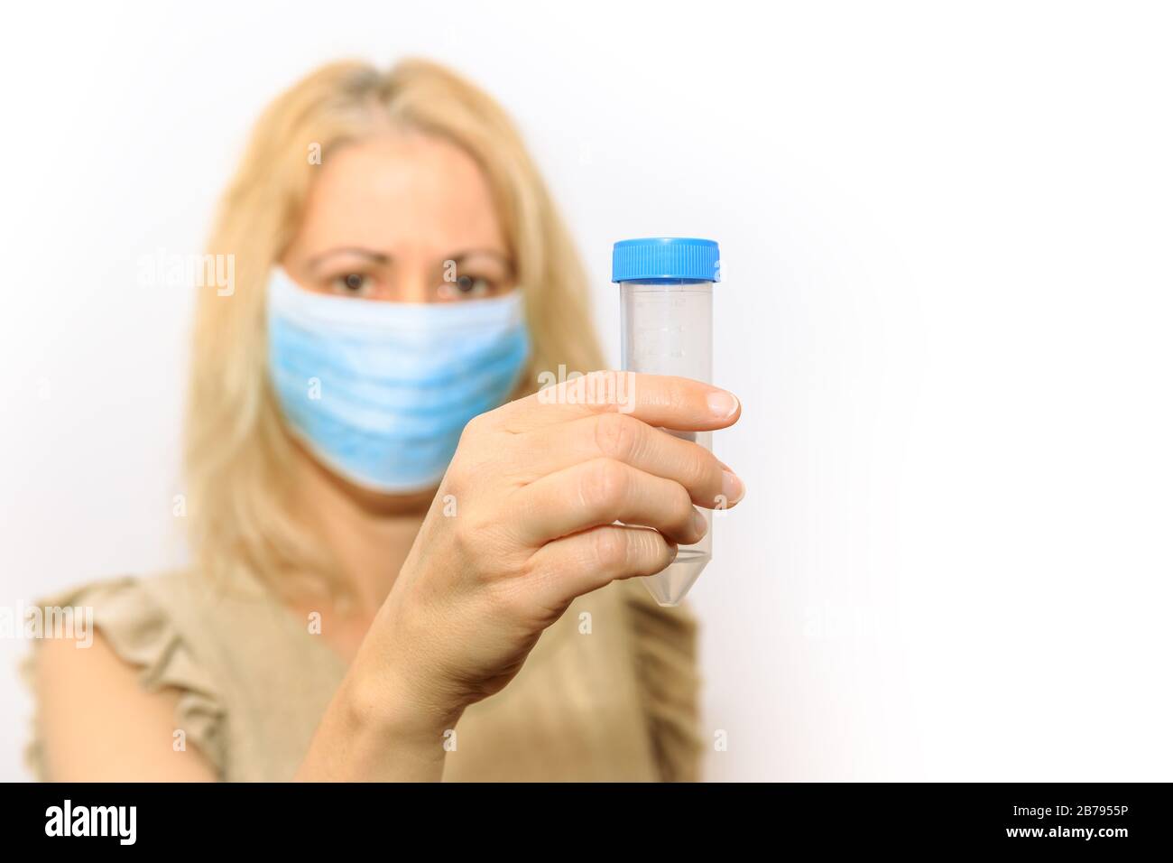 Donna infermiera con maschera facciale che contiene una provetta per test di laboratorio o esperimenti. Concetto di ricerca scientifica, test del virus. Isolato su bianco Foto Stock