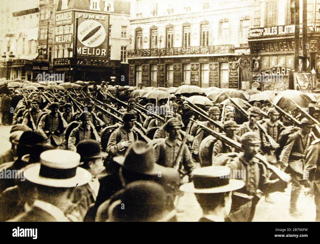 Tedeschi Che Attraversano Place Charles Rogier, Bruxelles, Belgio, 20 Agosto 1914 (29586658740). Foto Stock