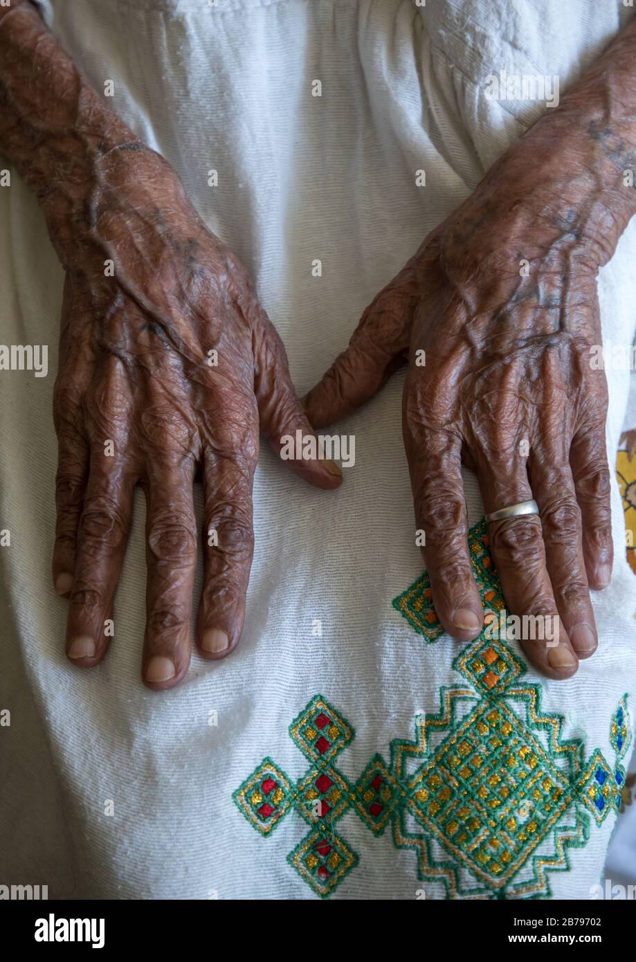 Anziana etiope con tatuaggio sulle mani, regione di Addis Abeba, Addis Abeba, Etiopia Foto Stock