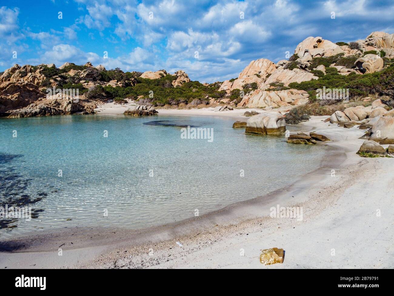 VEDUTA AEREA DELLA SPIAGGIA DI CALA NAPOLETANA A CAPRERA, SARDEGNA Foto Stock