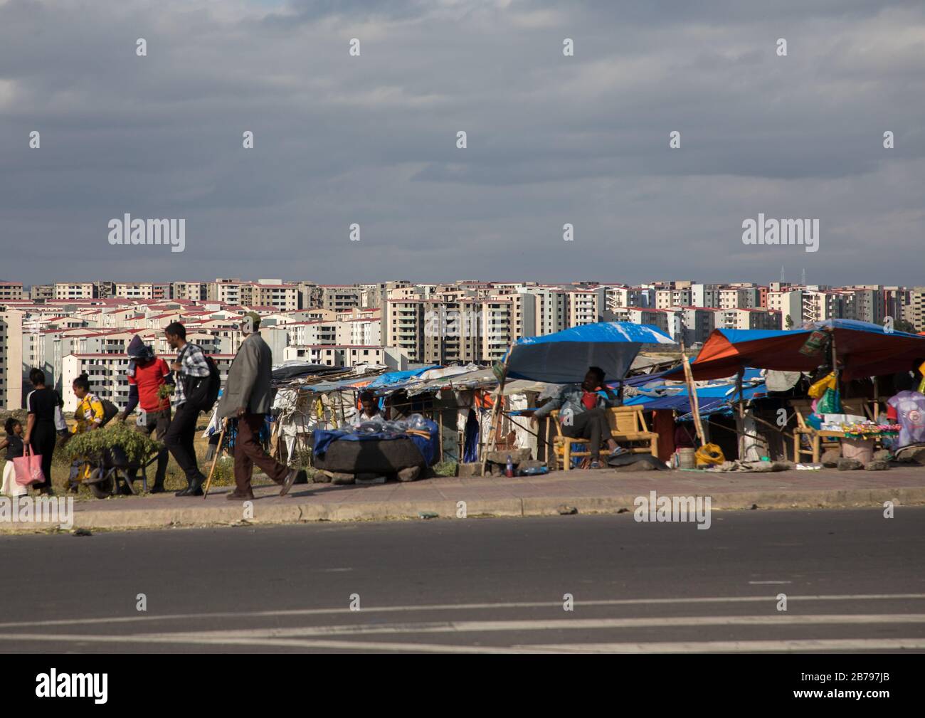 Piccoli mercati di fronte a nuovi blocchi di appartamenti, Addis Abeba Regione, Addis Abeba, Etiopia Foto Stock