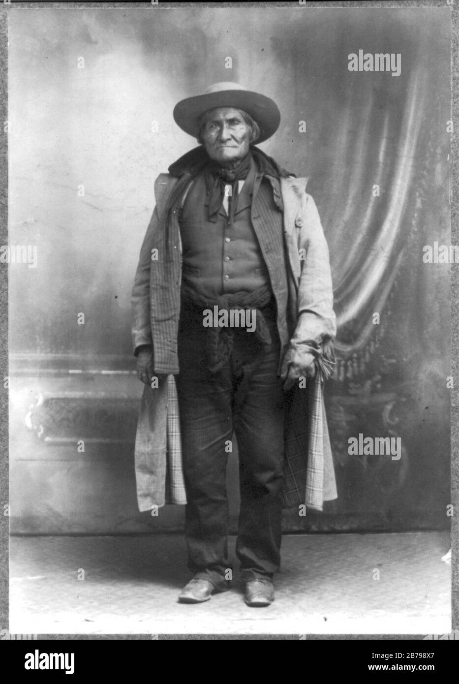 Geronimo, capo Apache, 1829-1909, ritratto a tutta lunghezza, in piedi, rivolto a sinistra Foto Stock