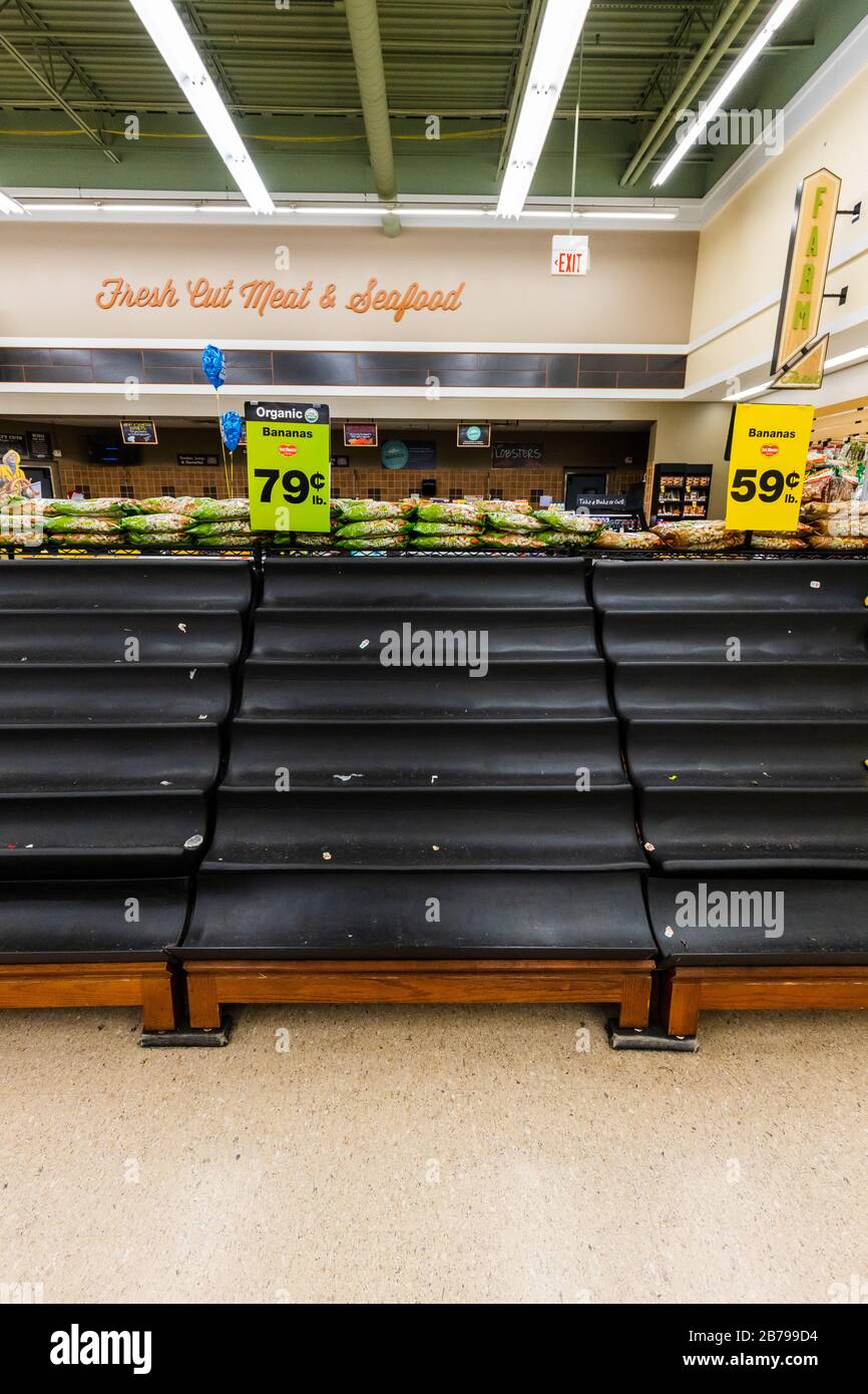 Scaffali vuoti di banane in un supermercato negozio di alimentari come coronavirus causa paura e panico Foto Stock