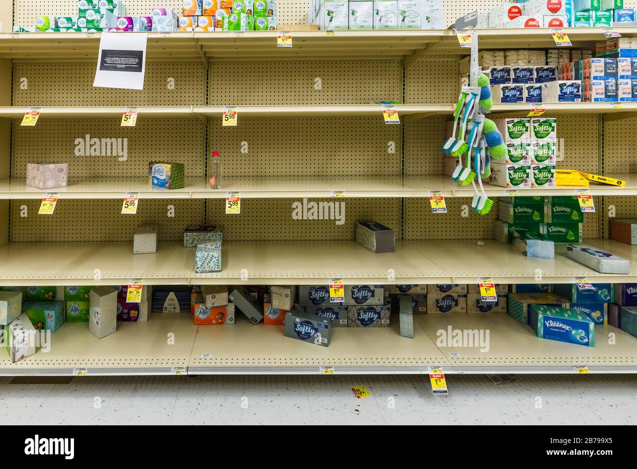 Scaffali quasi vuoti in un supermercato negozio di alimentari nel corridoio della scatola di tessuto come coronavirus causa paura e panico Foto Stock