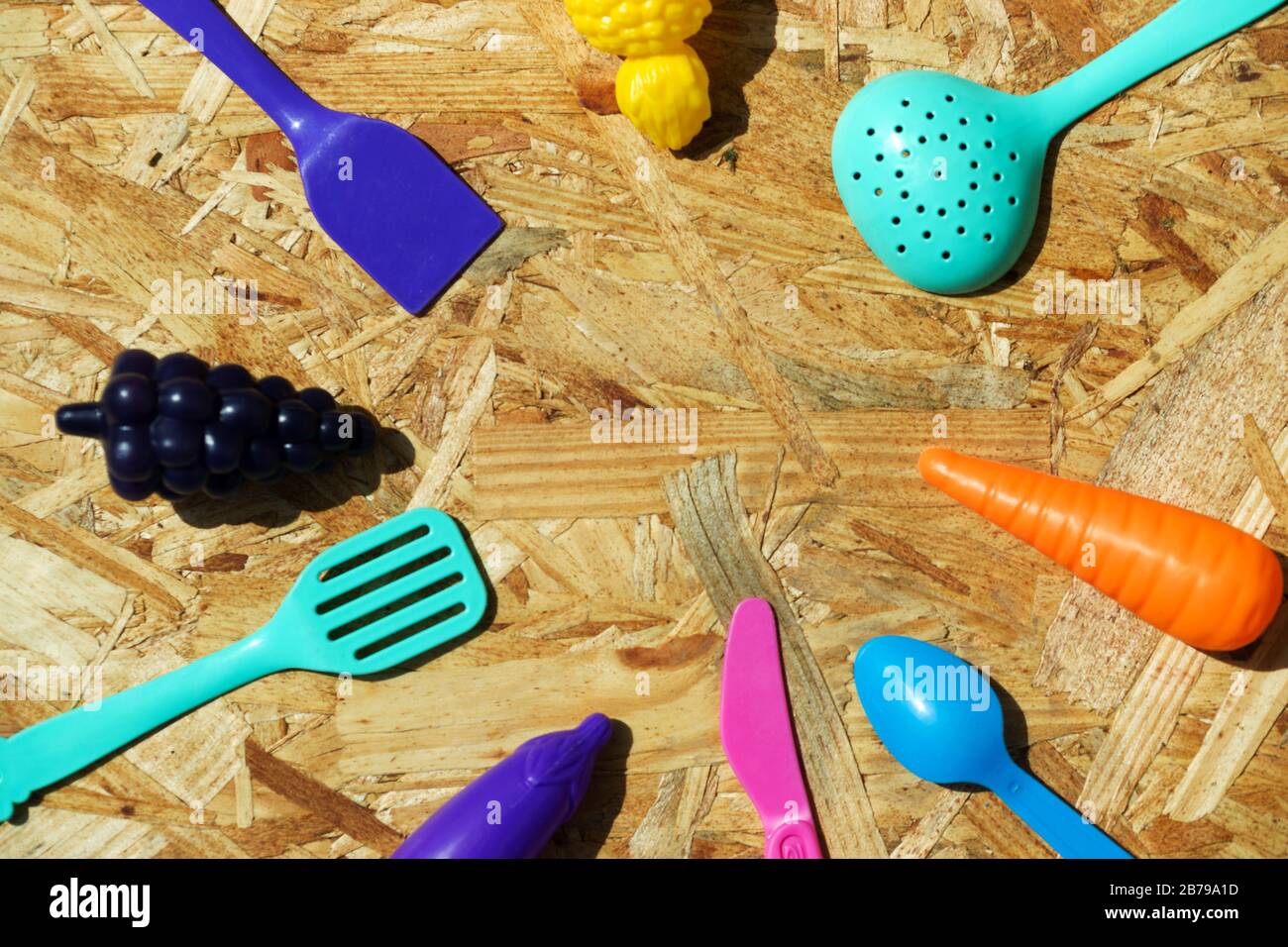 Immagine dei piatti per bambini da vicino. Spazio di copia. Vista dall'alto Foto Stock